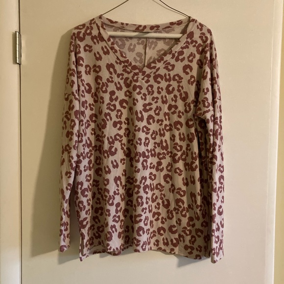 Long sleeve animal print v neck. - Picture 2 of 6